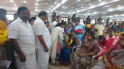 குளத்தூர்: கர்ப்பிணிகள் கையில் வளையல் அணிந்து கொண்டு நடந்தால் வயிற்றில் உள்ள குழந்தை நன்றாக உறங்கும்-SR மண்டபத்தில் கலெக்டர் பேச்சு