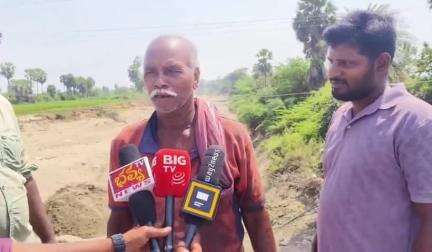 నూతనకల్: నూతనకల్ మండలం గుండ్ల సింగారం బ్రిడ్జి వద్ద పంట పొలాలకు నీరు రావడంలేదని  రైతులు నిరసన