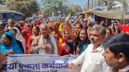 गोपालगंज: शहर के अम्बेडकर चौक पर रसोइयों ने तीन सूत्रीय मांगों को लेकर किया प्रदर्शन