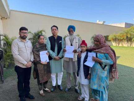 ਸੁਨਾਮ: ਮਸ਼ੀਨਰੀ ਕਾਰਨ ਵਾਪਰੇ ਹਾਦਸੇ ਵਿੱਚ ਮ੍ਰਿਤਕ ਦੇ ਪਰਿਵਾਰ ਨੂੰ ਕੈਬਨਟ ਮੰਤਰੀ ਅਮਨ ਅਰੋੜਾ ਵਿੱਤੀ ਸਹਾਇਤਾ ਚੈੱਕ ਸੌਂਪਿਆ