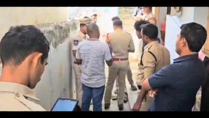 చొప్పదండి: మండల కేంద్రానికి చెందిన యువతీ యువకుడు జిల్లా కేంద్రంలోని తన స్నేహితుడి గదిలో ఉరివేసుకొని ఆత్మహత్య