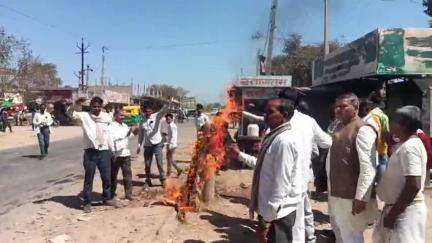 वल्लभ भाई पटेल semai chorah par putla jalati hoa