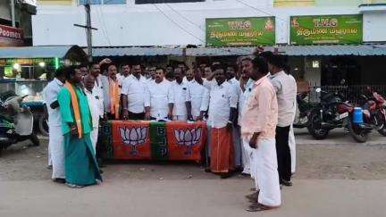 கறம்பக்குடி: சீனி கடை பக்கத்தில் பிஜேபியினர் மும்முறை கொள்கைக்கு ஆதரவு தெரிவித்து கையெழுத்து இயக்கம் நடத்தினர்