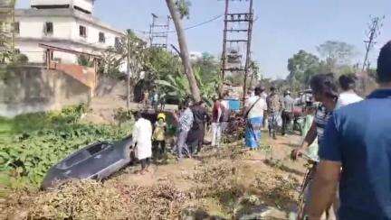 জগৎবল্লভপুর: বড়গাছিয়াতে নিয়ন্ত্রণ হারিয়ে নয়ানজুলিতে উল্টে গেল একটি প্রাইভেট গাড়ি