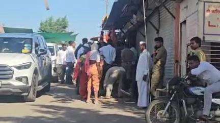 पाथर्डी: हर्षवर्धन सपकाळ यांनी घेतली मढीतील व्यापाऱ्यांची भेट