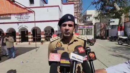 मुसलमानों का जुम्मा साल में 52 बार आता है होली साल में एक बार आता है मुस्लिम समुदाय को लगता  
Co Anuraj uttarpradesh