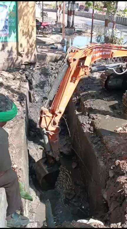 10दिनों की कड़ी मेहनत के बाद बनाटूटा पाइप पटपर मेंनाली सफाई दौरान पीने की पानीका पाइप टूटगया था जिसे पार्षद कुंजराम जी