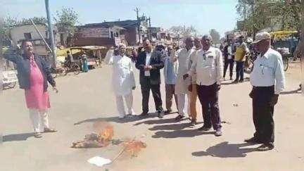 जवा: मंत्री के 'भीख वाले बयान' का विरोध, ब्लाक स्तर पर कांग्रेस कमेटी का प्रदर्शन