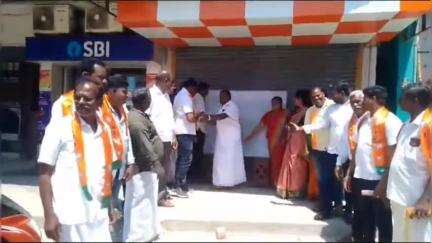 கே.வி.குப்பம்: கே.வி.குப்பம் பேருந்து நிலையம் அருகே மும்மொழி கல்விக் கொள்கையை ஆதரித்து பாஜகவினர் கையெழுத்து இயக்கம்
