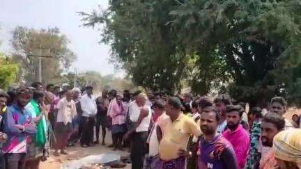 ಕೊರಟಗೆರೆ: ಚಿಂಪಗಾನಹಳ್ಳಿ ಬಳಿ ಟ್ರ್ಯಾಕ್ಟರ್ ಹಾಗೂ ಬೈಕ್ ನಡುವೆ ಭೀಕರ ಅಪಘಾತ ಬೈಕ್ ಸವಾರ ಸ್ಥಳದಲ್ಲಿಯೇ ಸಾವು