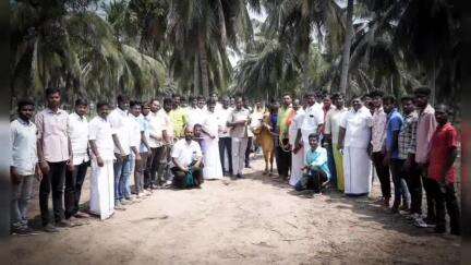 இலுப்பூர்: ஜல்லிக்கட்டு போட்டியில் வெற்றி பெற்ற Ex அமைச்சர் விஜயபாஸ்கரின் 2 ஜல்லிகட்டு மாட்டுக்கு இலுப்பூரில் வரவேற்பு வழங்கிய ஊர் முக்கியஸ்தர்கள்