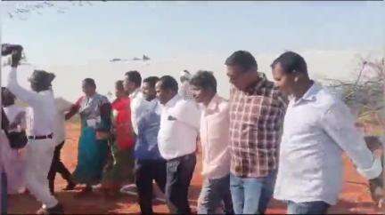 जगन्नाथपुर: जगन्नाथपुर विधायक ने माघे पर्व पर अपने आवास पर ग्रामीणों के साथ मांदर की थाप पर जमकर नाच-गाना किया, कांग्रेसी भी शामिल हुए