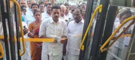 பட்டுக்கோட்டை: பட்டுக்கோட்டை பேருந்து நிலையத்தில் புதிய வழித்தடத்தினை தொடங்கி வைத்த தஞ்சை எம்பி