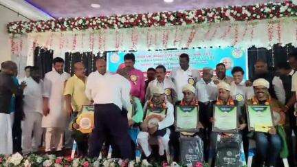 ಹೊನ್ನಾವರ: ಜಿಲ್ಲೆಯ ಹಿರಿಯ ಪತ್ರಕರ್ತ ತಾಲ್ಲೂಕಿನ ಜಿ.ಯು.ಭಟ್ಟ ಅವರಿಗೆ ಕರ್ನಾಟಕ ರಾಜ್ಯ ಕಾರ್ಯನಿರತ ಪತ್ರಕರ್ತರ ಸಂಘದ ದತ್ತಿ ನಿಧಿ ಪ್ರಶಸ್ತಿ ಪ್ರದಾನ