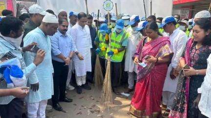 জাঙ্গিপাড়া: ফুরফুরা শরীফে ৩ দিন ব্যাপী পবিত্র ইসালে সওয়াব মেহেফিল এর পর "সচ্ছ বন্ধু" কর্মসূচির মাধ্যমে আবর্জনা পরিষ্কারের সূচনা