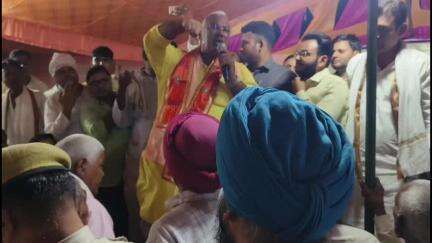 सीकरी: गृह राज्य मंत्री जवाहर सिंह बेडम ने सीकरी के निहाम जलालपुर में की रात्रि चौपाल एवं जनसुनवाई