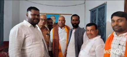 मनिका: लातेहार: मनिका पहुंचे चतरा सांसद को स्थानीय लोगों ने मनिका प्रखंड की समस्याओं से कराया अवगत