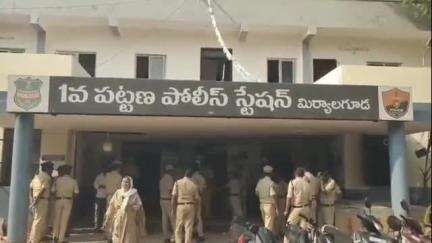 మిర్యాలగూడ: పట్టణంలోని గాంధీ నగర్ లో కార్డెన్ సెర్చ్ నిర్వహించిన పోలీసులు, సరైన ధ్రువపత్రాలు లేని 56 బైకులు, నాలుగు ఆటోలు స్వాధీనం