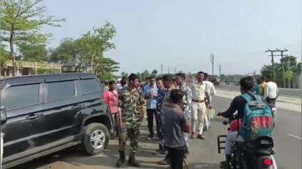 বেলডাঙা ২: রেজিনগরে জাতীয় সড়কের ওপর 
মরাদীঘি এলাকায়  ভয়াবহ পথদুর্ঘটনা,গাড়িতে অল্প অগ্নিসংযোগ থেকে রক্ষা
