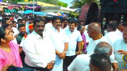 தேன்கனிகோட்டை: சவுந்தரவல்லி சமேத ஸ்ரீ பேட்டராய் சுவாமி கோவிலில் தேரோட்டம்- கலெக்டர் தேரின் வடம் பிடித்து இழுத்து துவக்கி வைத்தார்