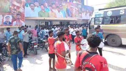 சோளிங்கர்: சோளிங்கர் திரையரங்கு வாயிலில் தேங்காய் உடைத்து அஜித் படத்தை வரவேற்ற ரசிகர்கள்