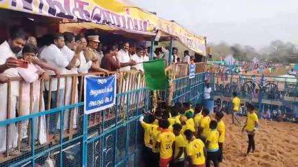 ஆலங்குடி: மங்கனம்பட்டியில் கோவில் திருவிழாவை முன்னிட்டு ஜல்லிக்கட்டு போட்டியை அமைச்சர் சிவ.வீ.மெய்யநாதன் துவக்கி வைத்தார்