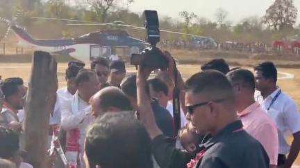 बागबाहरा: मुख्यमंत्री श्री विष्णुदेव साय का हेलीपेड पर कंवर समाज के प्रतिनिधियों और जनप्रतिनिधियों ने किया स्वागत