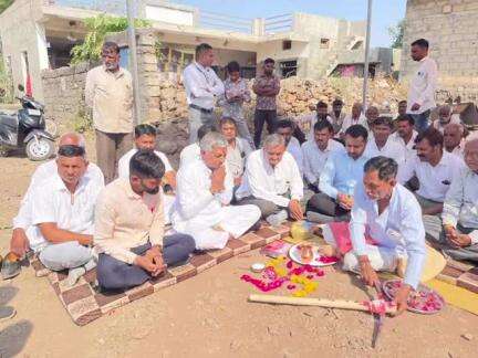 જસદણ: જસદણ કેબિનેટ મંત્રી કુંવરજીભાઈ બાવળીયા નાં હસ્તે કમળાપુર કડુકા મદાવા રોડ નું ખાતમુહૂર્ત કર્યું