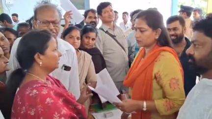సారిపల్లిపాలెంలోని హోం మంత్రి వంగలపూడి అనిత క్యాంప్ కార్యాలయంలో ప్రజా దర్బార్ కార్యక్రమాన్ని నిర్వహించిన హోమ మంత్రి అనిత