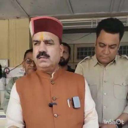 बड़सर: बड़सर के विधायक इंद्रदत्त लखनपाल ने पूर्व मुख्यमंत्री के जन्म दिवस पर बड़सर अस्पताल में मरीजों को बांटे फल