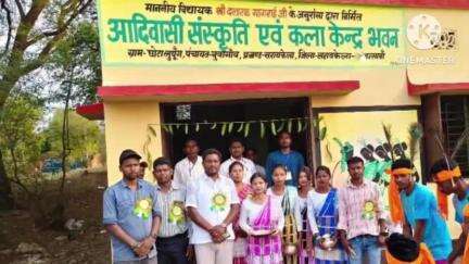 खरसावां: छोटा लुपुंग में आदिवासी संस्कृति एवं कला केंद्र भवन का उद्घाटन विधायक दशरथ गागराई ने किया