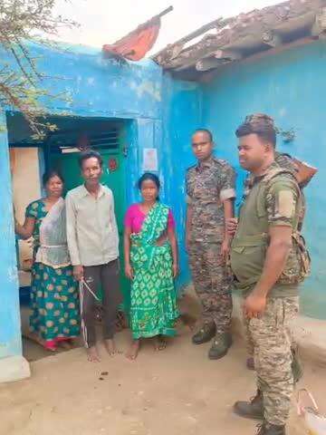 केरेडारी: नगुडुवा में फरार अभियुक्त के घर पुलिस ने चिपकाया नोटिस