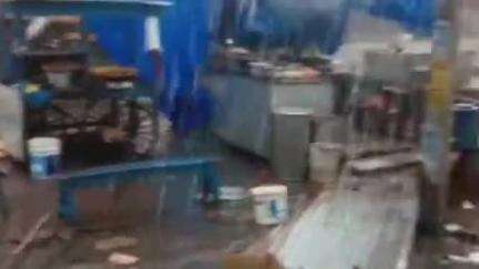 परवलपुर बाजार में आंधी-तूफान से दुकान गिरी, दुकानदार बाल-बाल बचा
