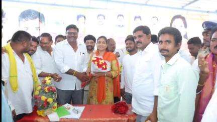 హోం మంత్రి వంగలపూడి అనితను కలిసిన పాయకరావుపేట మార్కెట్ యార్డు కమిటీ సభ్యులు