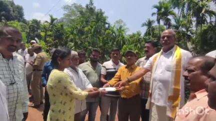 ಕೊಪ್ಪ: ಮನೆ ಮೇಲೆ ಬಸ್ ಉರುಳಿ ಬಿದ್ದ ಪ್ರಕರಣ, ಜಲದುರ್ಗ ಗ್ರಾಮದಲ್ಲಿ ಕುಟುಂಬಸ್ಥರಿಗೆ ಪರಿಹಾರ ಚೆಕ್ ವಿತರಿಸಿದ ಶಾಸಕ ಟಿ.ಡಿ.ರಾಜೇಗೌಡ