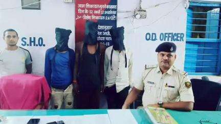 अथमलगोला: अथमलगोला थाना क्षेत्र में रामनगर पुल के पास से पुलिस ने तीन मोटरों के साथ तीन आरोपियों को गिरफ्तार किया