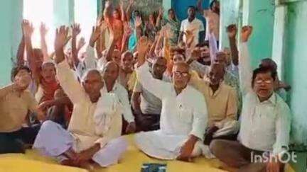 राजापाकर: राजापाकर उत्तरी पंचायत भवन में किसान महासभा के कार्यकर्ताओं ने दिया धरना