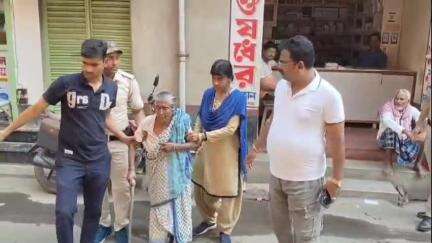 খড়গ্রাম: পরিবারে কেও দেখে না! খড়গ্রামের এক বৃদ্ধার চোখের অপারেশন করিয়ে দিল IC