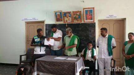 ಶ್ರೀನಿವಾಸಪುರ: ತಾಲ್ಲೂಕಿನ ಬಯಲು ಸೀಮೆ ಕಟ್ಟಡ ಕಾರ್ಮಿಕ ಸಂಘದ ವತಿಯಿಂದ ಪಟ್ಟಣದ ಸರ್ಕಾರಿ ನೌಕರರ ಭವನದಲ್ಲಿ ಕಾರ್ಮಿಕರಿಗೆ  ಕಿಟ್ ವಿತರಣೆ