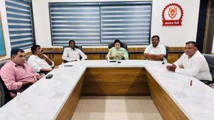 વંથળી: ખોખરડા ફાટક ખાતે આવેલ સાવજ ડેરીની જામનગર ના સાંસદ પૂનમ માડમે મુલાકાત લીધી,ચેરમેને સન્માન કર્યું