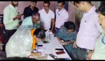 परैया: मंगरावां में पैक्स चुनाव के बाद मतगणना में बबिता किशोर बनीं अध्यक्ष, BDO ने दिया प्रमाणपत्र