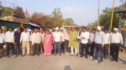 पातुर: एस टी कर्मचाऱ्यांना निराश करणारा एक निर्णय राज्य सरकारने जाहीर  केल्याने मध्यवर्ती बस स्थानक येथे निर्देशने आंदोलन