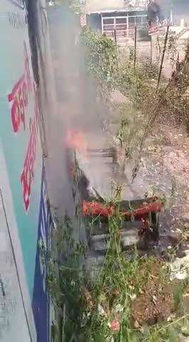 मेरेवर्कशॉप के बाहर मेरे सोफे में एक दबंग व्यक्ति द्वारा आग लगाई गई जिस से मेरे और  SBIbankऔरUnionBank  #policepoll