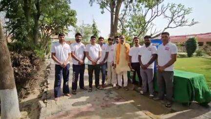 हर साल की तरह आज फिर जीएलसी की टीम ने ठंडे पानी की सेवा लगे।
7568628143
