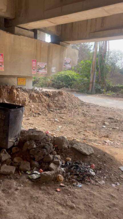 येझाँसी ग्वालियर रोड अंडरब्रिज पुल के नीचे खान पान का ठेला लगाकर पुल के नीचे कचड़े का ढेर लगा और धूल मिट्टी आ रही गंदा रिफ़ाइनड तेल इस्तमाल करके खाने का