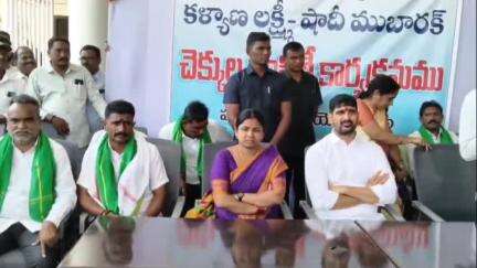 హుజూరాబాద్: MLA కార్యాలయంలో రూ.6,07,77,412 కళ్యాణ లక్ష్మి షాది ముబారక్  చెక్కులను లబ్ధిదారులకు అందించిన ఎమ్మెల్యే కౌశిక్ రెడ్డి