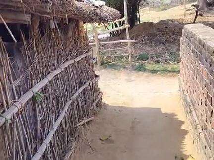 hamari Koi sunvae nhe Hoti 
hamari madad karo aur hamare ghar ka rasta Pura khlvao may yogi Ji ki sarkar se magt hu