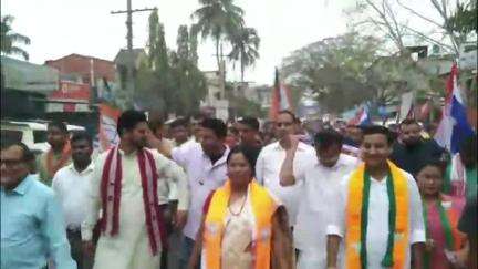 দেৰগাঁও: দেৰগাঁৱত সাংসদ কামাখ্যা প্ৰসাদ তাছাৰ নেতৃত্বত পঞ্চায়ত নিৰ্বাচনৰ মিত্ৰজোঁটৰ প্ৰাৰ্থীৰ মনোনয়ন পত্ৰ দাখিল