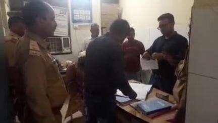 सासनी: गांव मोहरिया में दो पक्षों में हुई मारपीट में 4 लोग हुए घायल, पुलिस ने घायलों का कराया डॉक्टरी परीक्षण