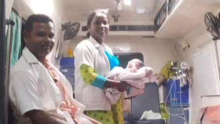 குளத்தூர்: அண்டக்குளம் அருகே 108 ஆம்புலன்ஸில் பிறந்தது அழகான பெண் குழந்தை பிரசவம் பார்த்தவருக்கு மருத்துவர்கள் பொதுமக்கள் பாராட்டு